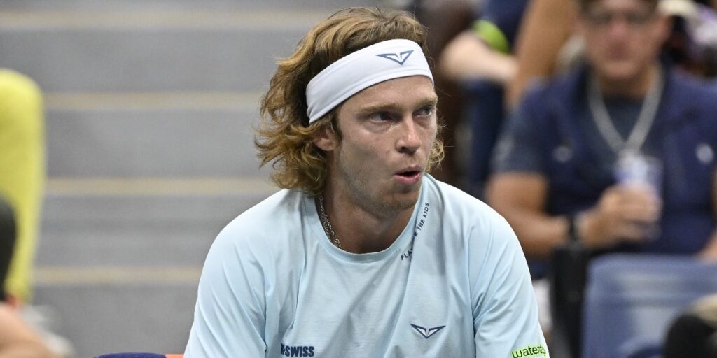 https://www.welovetennis.fr/wp-content/uploads/2024/09/Rublev-chaise--1024x512.jpeg